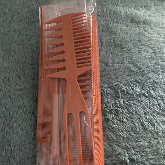 Hairstylist combs/coloring brush - Picture 3 of 3